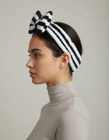 Bandeau Nœud Femme Peluche Rayé Noir et Blanc — porté de profil