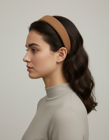 Serre-Tête Large Femme Tissu Camel — porté de profil