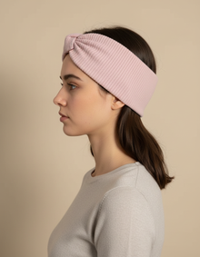 Bandeau Cheveux Côtelé Femme Tissu Rose Poudré — porté de profil