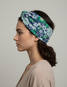 Bandeau Cheveux Fleurs Femme Tissu Bleu Marine, Vert et Blanc — porté de profil