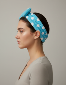 Bandeau Nœud Spa Femme Peluche Bleu Ciel à Pois Blanc — Porté de profil