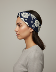 Bandeau Cheveux Croisé Femme Tissu Fleuri Bleu Marine et Ivoire — porté de profil