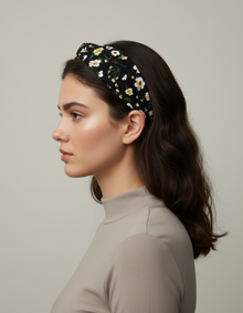 Bandeau Cheveux Fleurs Femme Tissu Noir Jaune Blanc — Porté de profil