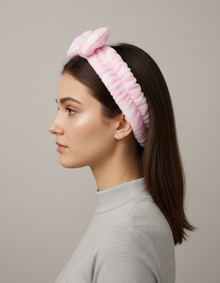 Bandeau Nœud Spa Femme Peluche Rose Pastel à Pois Blanc — Porté de profil