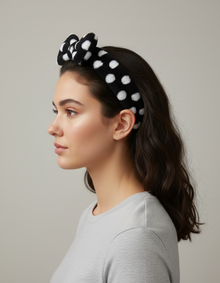 Bandeau Nœud Spa Femme Peluche Noir à Pois Blanc — porté de profil