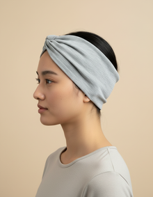 Bandeau Large Noué Femme Tissu Gris Clair — porté de profil