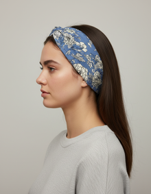 Bandeau Cheveux Croisé Femme Tissu Fleuri Bleu Ciel et Ivoire — porté de profil