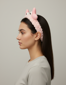 Bandeau Spa Fantaisie Femme Peluche Rose Antenne — porté de profil