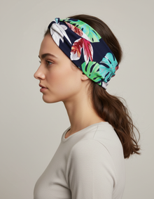 Bandeau Turban Croisé Femme Tissu Imprimé Tropical Bleu Marine Vert — porté de profil