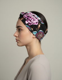 Bandeau Cheveux Croisé Femme Tissu Imprimé Floral Baroque Noir Rose — porté de profil