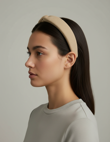 Serre-Tête Large Femme Tissu Beige Sable — porté de profil