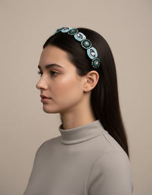 Bandeau Cheveux Bijou Femme Perles et Strass Turquoise, Vert et Argent Rosaces — porté de profil