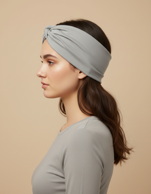 Bandeau Turban Femme Tissu Gris Perle — porté de profil