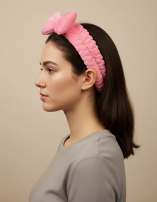 Bandeau Nœud Soin Femme Tissu Peluche Rose — porté de profil