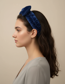 Bandeau Nœud Soin Femme Tissu Bleu Marine — porté de profil