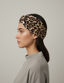 Bandeau Imprimé Léopard Noir et Camel — porté de profil