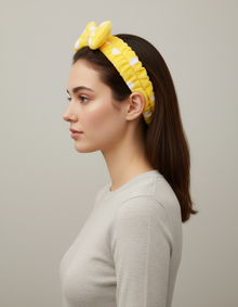 Bandeau Soin Visage Nœud Femme Peluche Jaune à Pois Blancs — Porté de profil