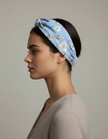 Bandeau Cheveux Croisé Femme Tissu Bleu Ciel Fleuri — porté de profil